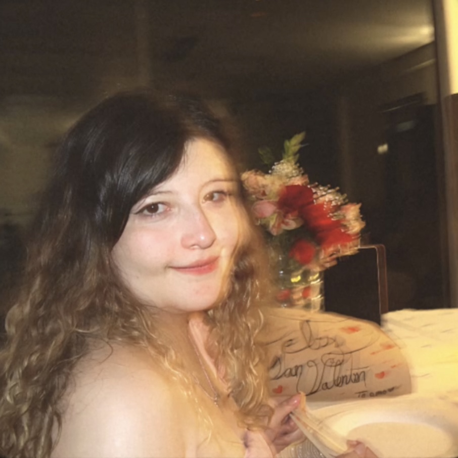 Fotografia chica (Isabella) mirando a la camara