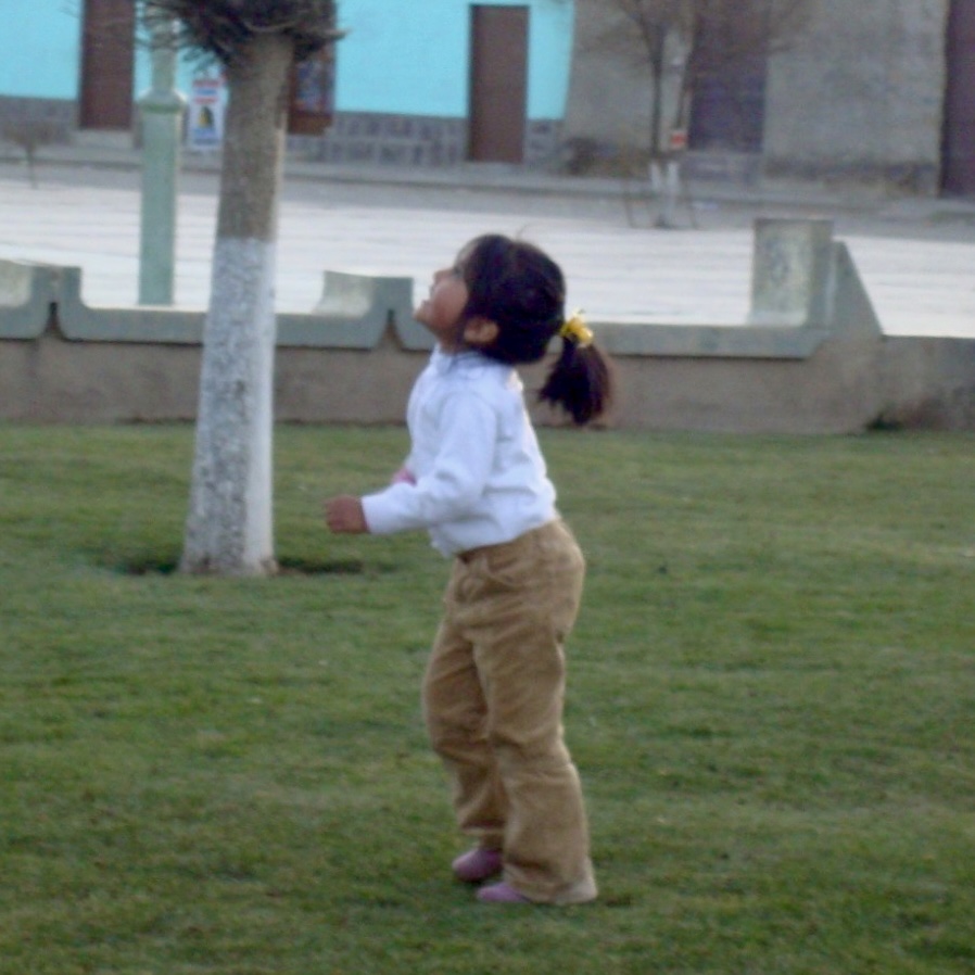 Fotografia niña (yo) de cuerpo entero mirando al cielo.